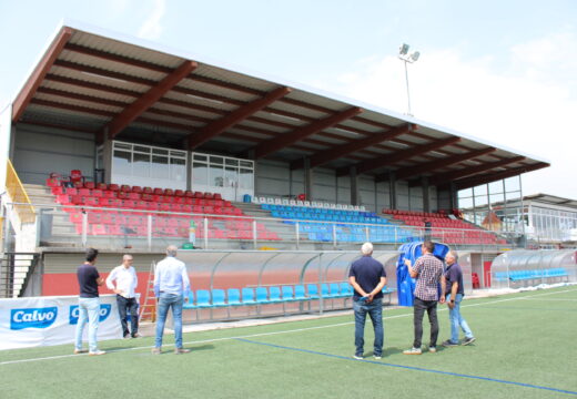 O campo de fútbol das Eiroas comeza a tempada con cuberta e varanda novas na tribuna central